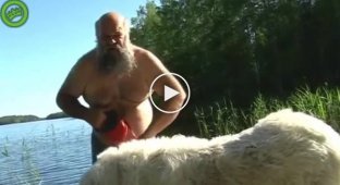 Финский дедушка перепил и пытался показать как помыть большую собаку