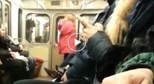 Странная девушка в метро