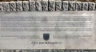 В Праге поставили памятную доску власовцам и памятник в виде танка с немецкой каской (3 фото)