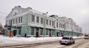 В Омске очистили от грунта цокольный этаж старинного здания (2 фото)