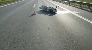 Под Минском мотоциклист поскользнулся из-за разлитой на дороге краски (6 фото)