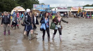 Гластонбери 2011: музыка в грязи (17 фото)