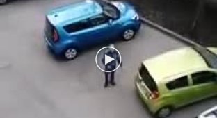 В Петербурге пьяный росгвардеец протаранил две машины и показал половой член (мат)