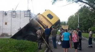 В Санкт-Петербурге грузовик с асфальтом провалился в огромную яму на дороге (3 фото)