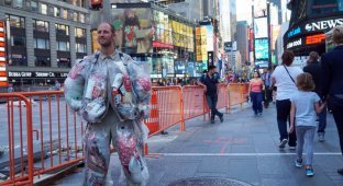 Этот американец носит на себе весь мусор, созданный им же самим за 30 дней (10 фото)