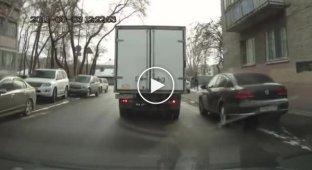 Невнимательность водителя ГАЗели привела к глупому ДТП
