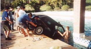 Утопили автомобиль в бассейне (8 фото)