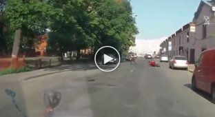 Агрессивный мотоциклист набросился на водителя