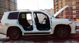 В Ростове неизвестные ночью разобрали Lexus (7 фото)
