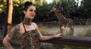 Нереальная красота: американка 5 лет удлиняет шею, чтобы стать похожей на жирафа (7 фото)
