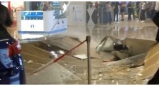 В иркутском ТЦ от прошедшего ливня рухнул потолок (4 фото + 1 видео)