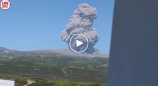 Красивые кадры. Вулкан Эбеко в Северо-Курильске выбросил в небо огромный столб пепла