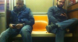 Обыкновенная скамейка в Нью-Йоркском метро (2 фото) (маты)