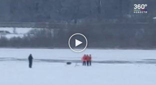 Экипаж пожарного корабля спас тонущего в реке пса
