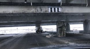 Еще одна авария под питерским мостом с надписью «Газель» не проедет» (4 фото)