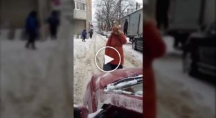 В Воронеже женщина встала посреди дороги и не давала проехать машинам