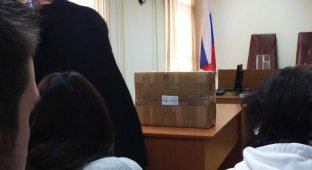 На суде над Алексеем Улюкаевым показали коробку с 2 миллионами долларов (3 фото)
