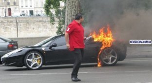 Ferrari 458 Italia воспламенилась в Париже (5 фото)