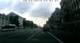 Автобус влетел в столб на Невском (3 июня)