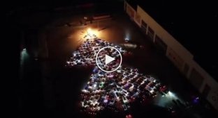В Киеве создали силует новогодней елки из 300 автомобилей