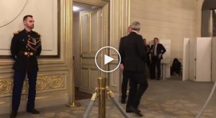 Владимир Путин ходит в туалет в компании 6 охранников
