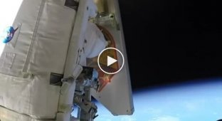 Астронавт выбрасывает мусор в космос