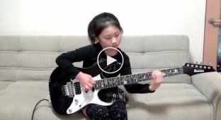 8-летняя девочка играет на электрогитаре