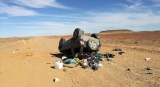 Британские туристы, попавшие в ДТП, едва не погибли в австралийской пустыне (2 фото)