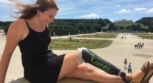 «Нога-меловая доска»: Эта путешественница подписала фото с помощью собственного протеза (14 фото)