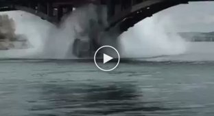 Прорыв трубы с горячей водой под Глазковским мостом в Иркутске