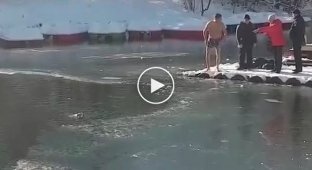 Спасение собаки из ледяного озера