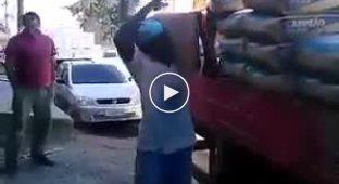 Бразильский грузчик носит на плечах по пять 20-килограммовых мешков цемента за раз