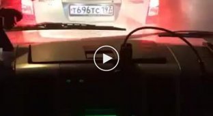 В Москве упрямый водитель не пропускал скорую, а затем заблокировал её . спецсигнал, t1t, москва