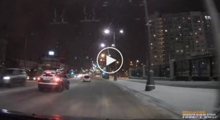 В Екатеринбурге Hyundai Porter протаранил две легковушки