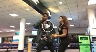 Опоздавшая на самолет американка сняла танцевальный клип в аэропорту