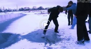Как в мороз русские ребята в речке купаются