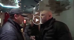 Один из активистов пытается доказать, что полицейские кушают бесплатно в ресторанах на шантаже