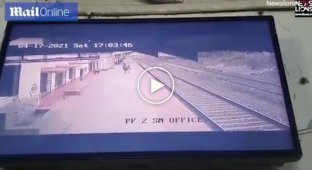 Героическое спасение ребенка, упавшего на рельсы перед приближающимся поездом