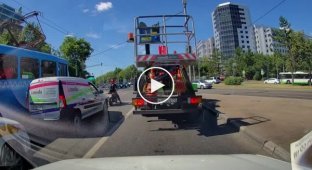 Невнимательный мотоциклист нашел свой трамвай