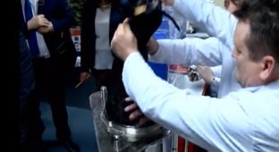 Рогозин с силой публично топил таксу, пока её лёгкие не заполнила жидкость (5 фото + 1 видео)