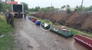 Славянских боевиков похорнили под забором (майдан)
