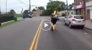Сумасшедший на мотоцикле, выделывает трюки в плотном трафике