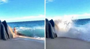 Гигантская волна накрыла туристку (2 фото + 1 видео)