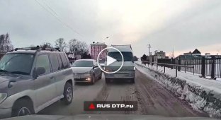 В Новосибирске принципиальный водитель не позволил автохаму проехать по встречной полосе