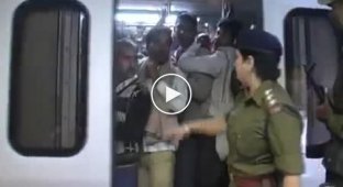 Что будет, если мужчина зайдет в женский вагон метро в Индии