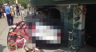 В центре Симферополя жена прокурора влетела в ресторан (3 фото + видео)