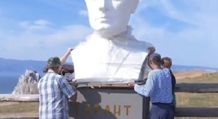 В Иркутской области установили бюст Владимира Путина, чтобы привлечь внимание властей (фото + видео)