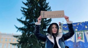 Блогер Юлия Иванова вышла на пикет в центр Петербурга из-за "облезлой" новогодней елки (15 фото + видео)