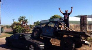 Ревнивый австралиец раздавил авто своего лучшего друга, узнав, что тот спит с его бывшей подругой (3 фото)