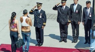 Принц Принц Таиланда шокировал общественность своим нарядом (2 фото)